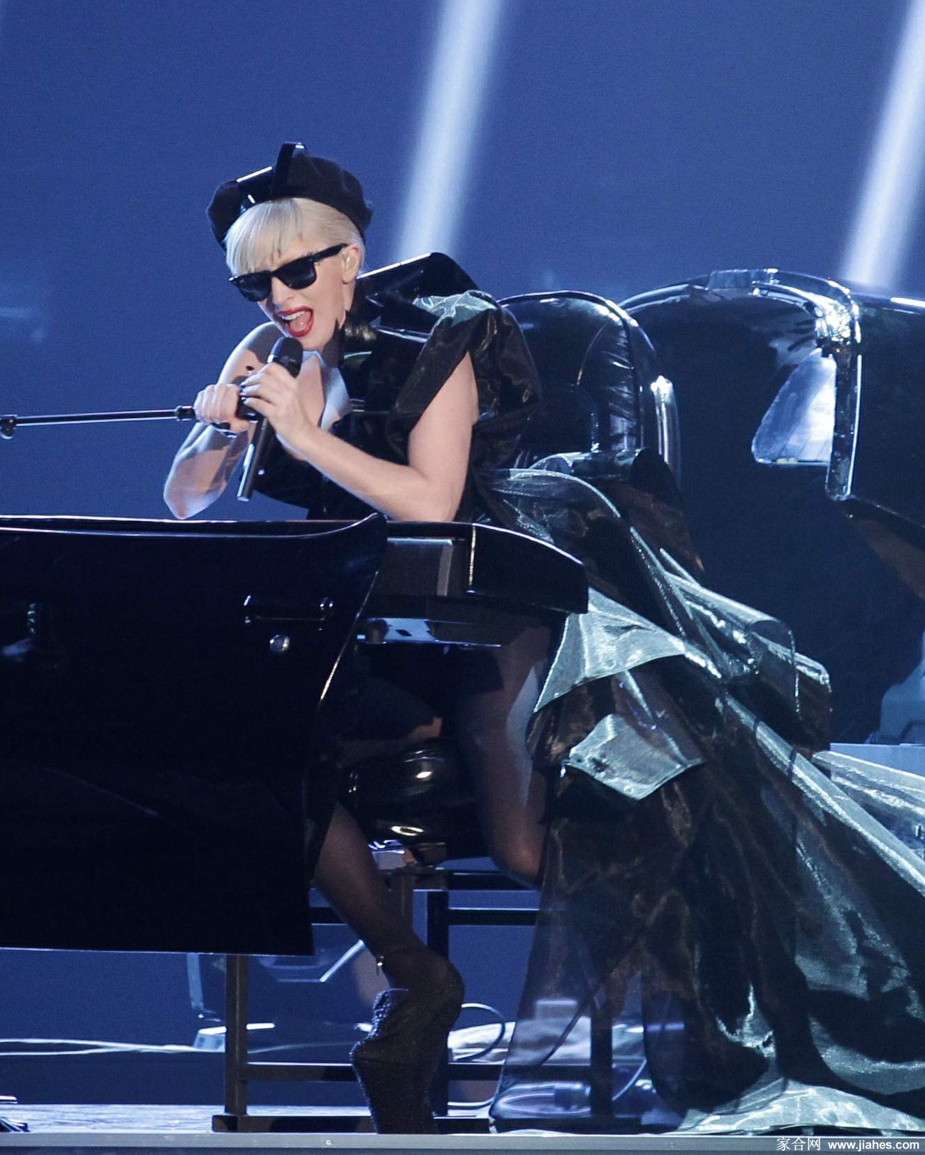 [CELEBRITY NYLON]Lady Gaga in nylon stockings,pantyhose,tights 8[5]
