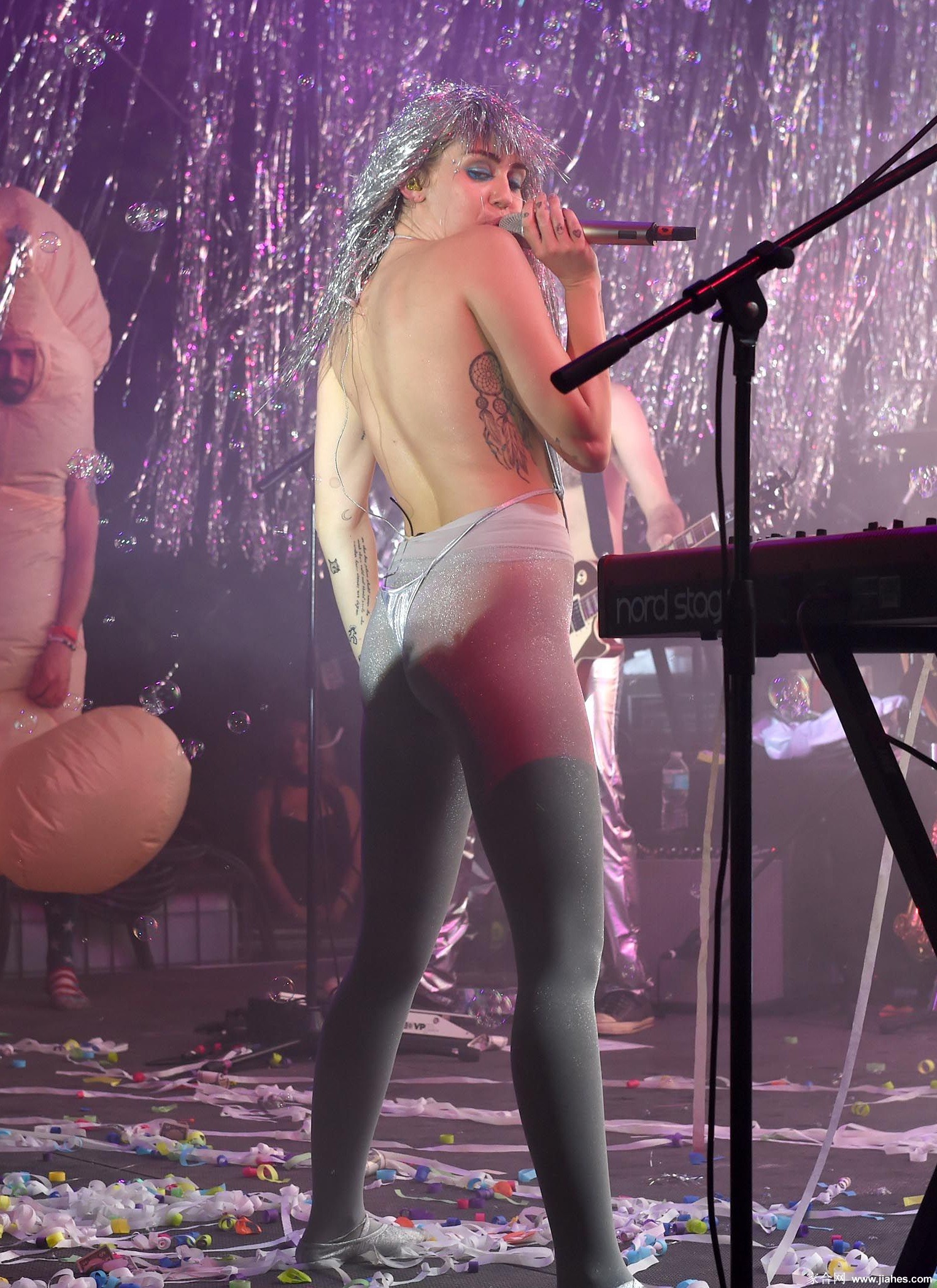 [CELEBRITY PANTYHOSE]Miley Cyrus in nylon stockings,pantyhose,tights 6[9]