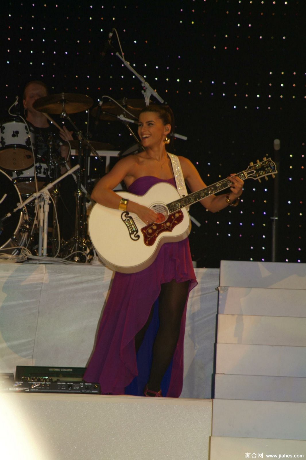 [CELEBRITY HOSIERY]Nelly Furtado in nylon stockings,pantyhose,tights 2