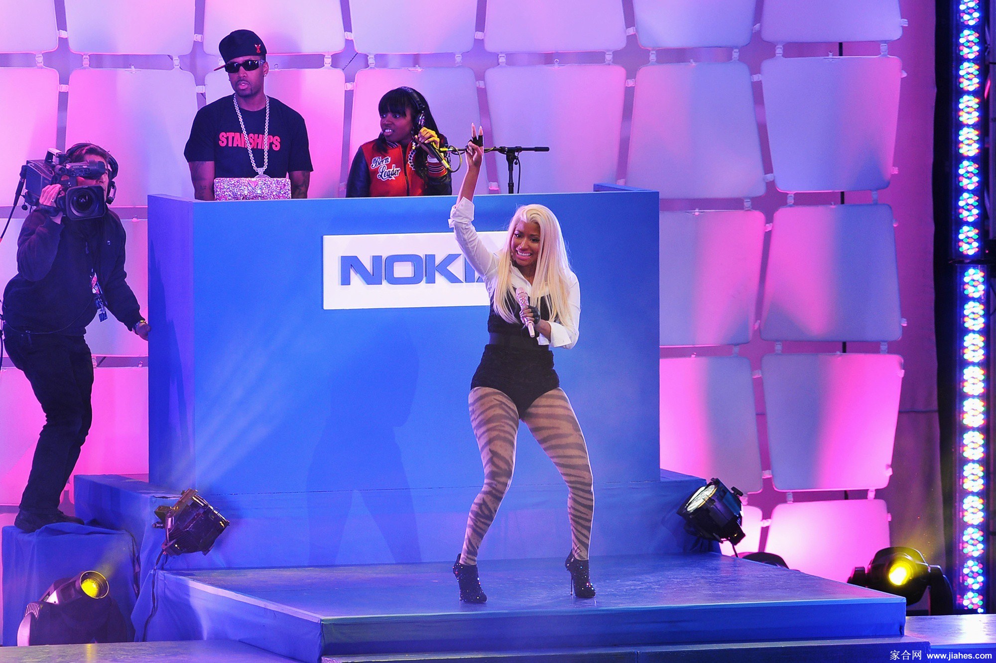[CELEBRITY HOSIERY]Nicki Minaj in nylon stockings,pantyhose,tights 5
