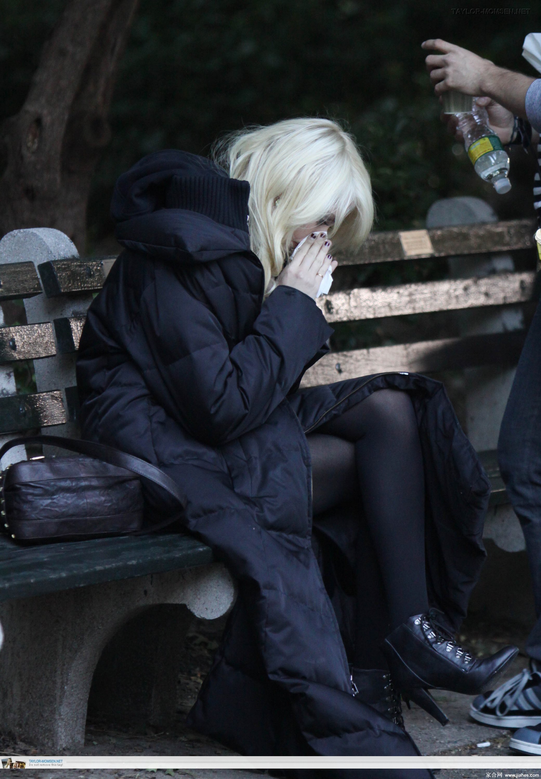 [CELEBRITY HOSIERY]Taylor Momsen in nylon stockings,pantyhose,tights[6]