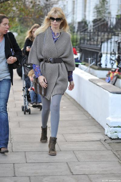 [CELEBRITY NYLON]Claudia Schiffer in nylon stockings,pantyhose,tights 4
