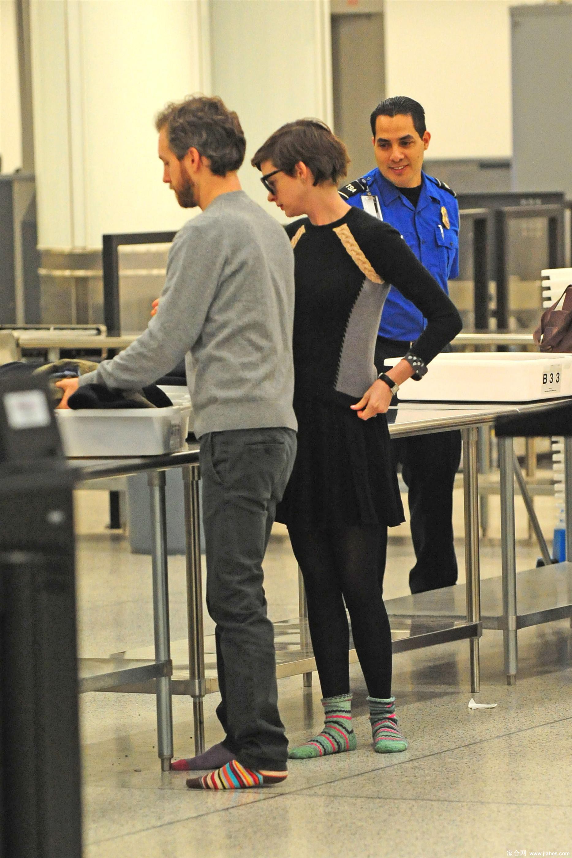 [CELEBRITY HOSIERY]Anne Hathaway in nylon stockings,pantyhose,tights 9[8]