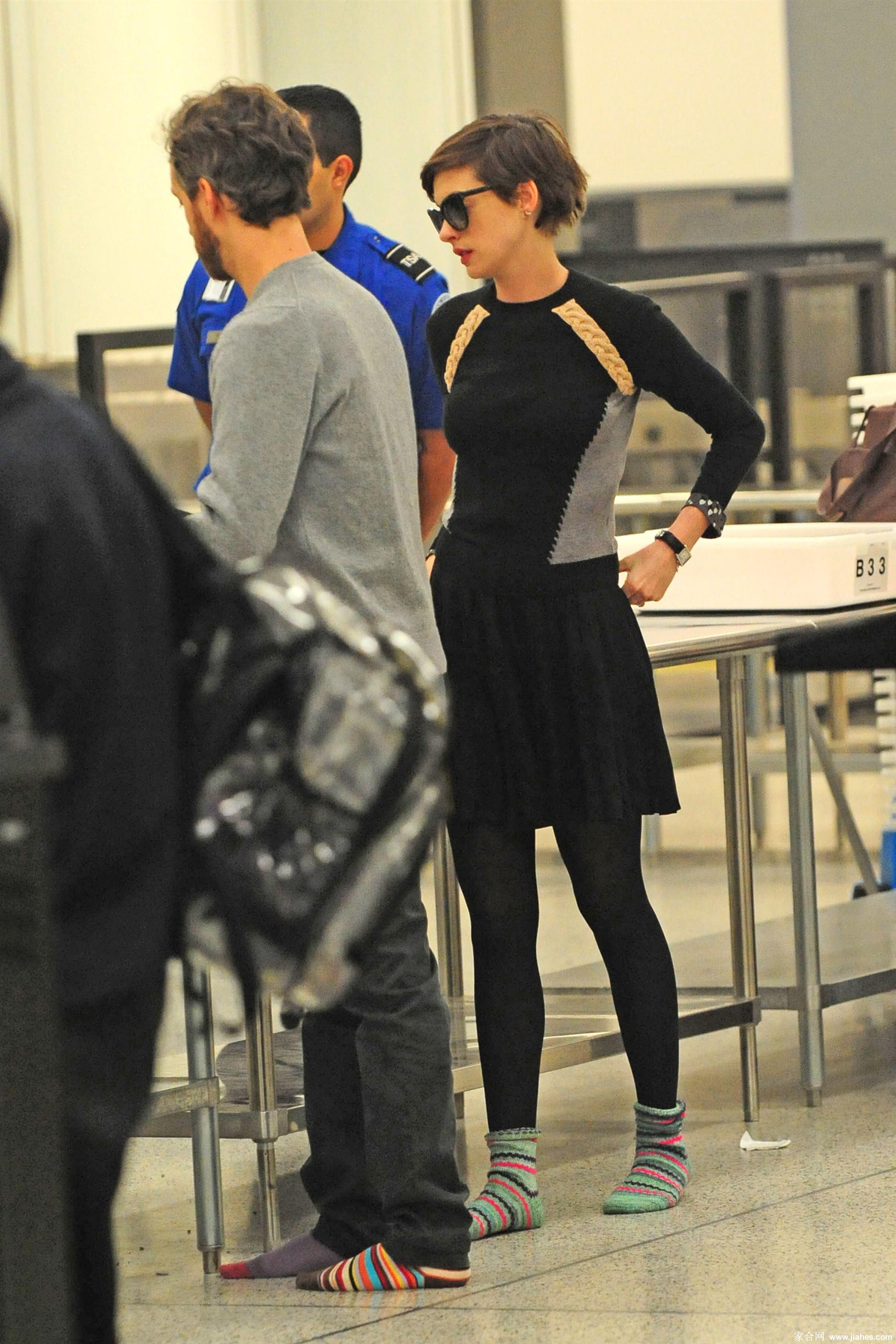 [CELEBRITY HOSIERY]Anne Hathaway in nylon stockings,pantyhose,tights 9[9]