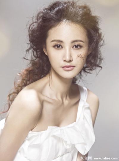 张歆艺蓬松发丝显洋洋