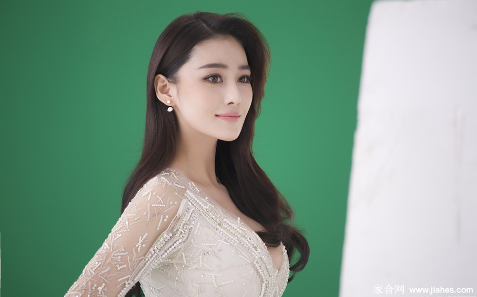张馨予深V大方展露迷
