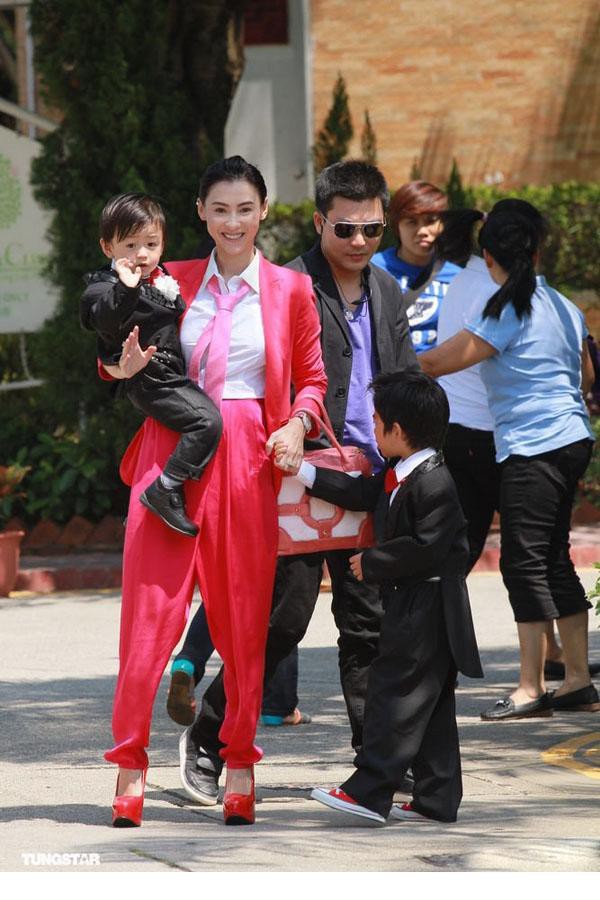 张柏芝红装参加弟弟婚礼 携两个儿子喜庆亮相[5]