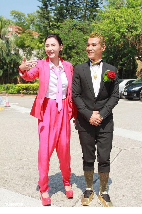 张柏芝红装参加弟弟婚礼 携两个儿子喜庆亮相[8]
