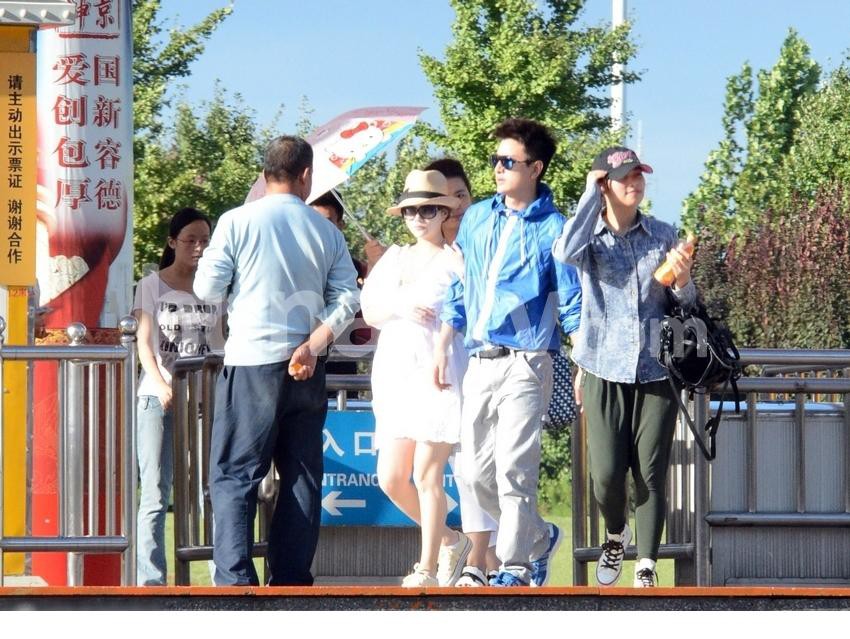 李小璐大肚与贾乃亮甜美逛公园[12]