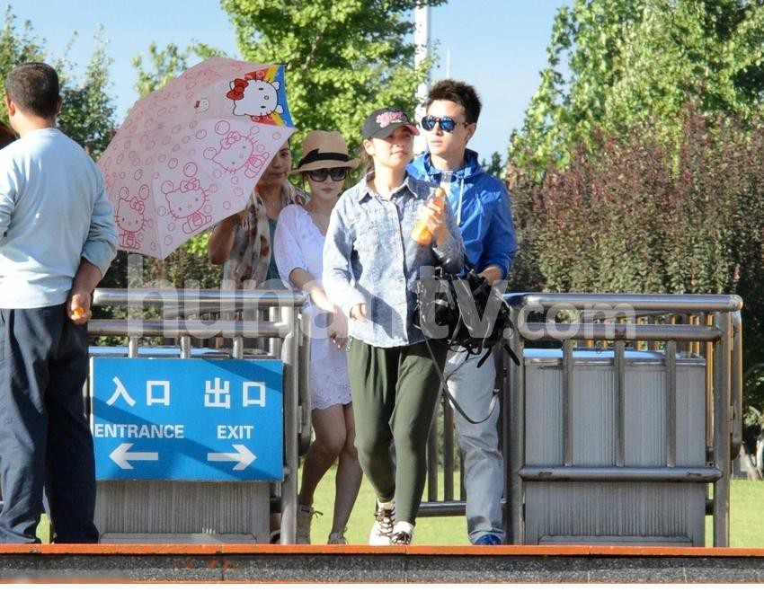 李小璐大肚与贾乃亮甜美逛公园[13]