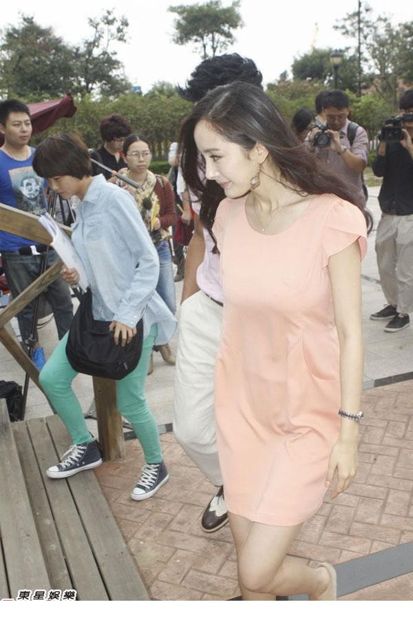 杨幂刘恺威拍戏亲密无间 上围丰满疑无内衣[2]