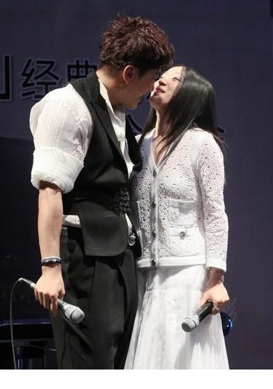 杨钰莹与毛宁十指相连深情对视