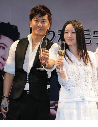杨钰莹与毛宁十指相连深情对视[6]