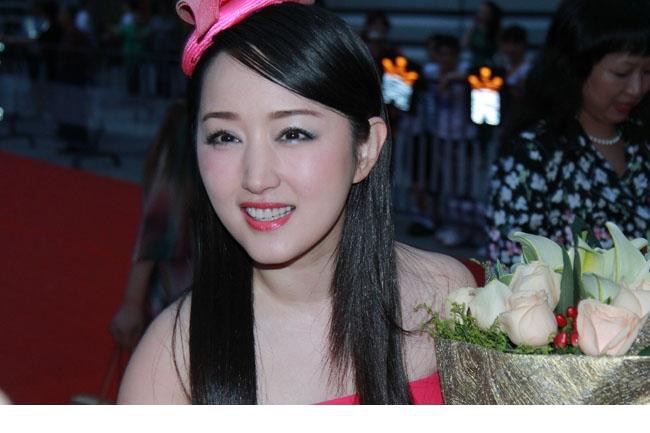 杨钰莹复出新歌出炉 清纯扮相似16岁少女[5]
