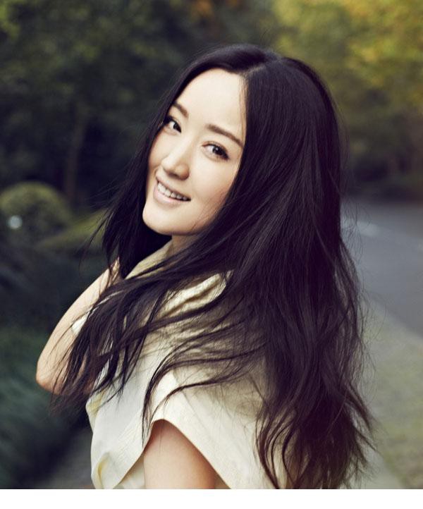 杨钰莹新专辑《遇江南》气质写真 清透妆容双眸传情
