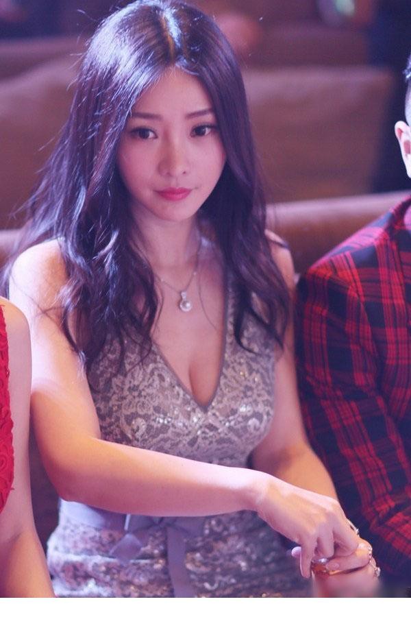 柳岩性感深V露胸亮相 女神喝水尴尬出糗[6]