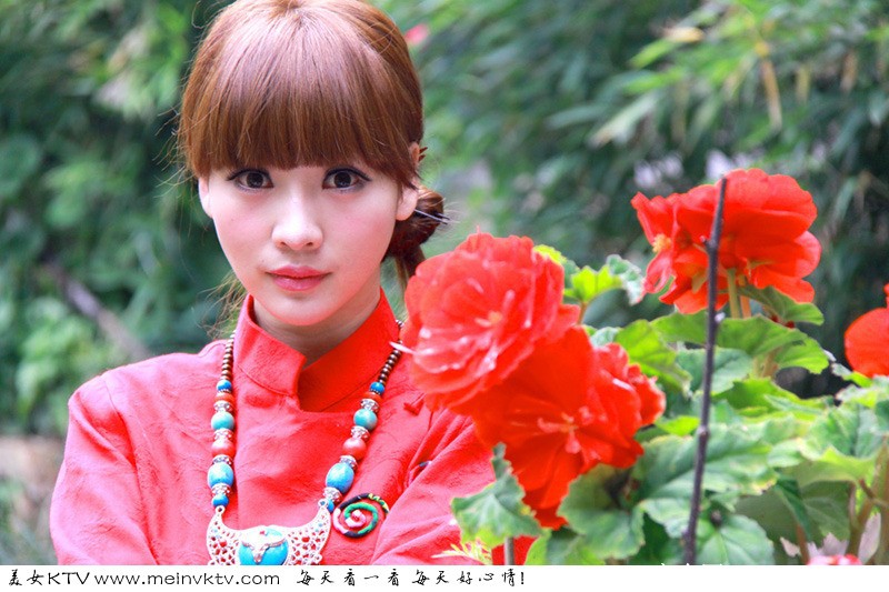 柳岩红裙挽发丽江完美写真美图[2]