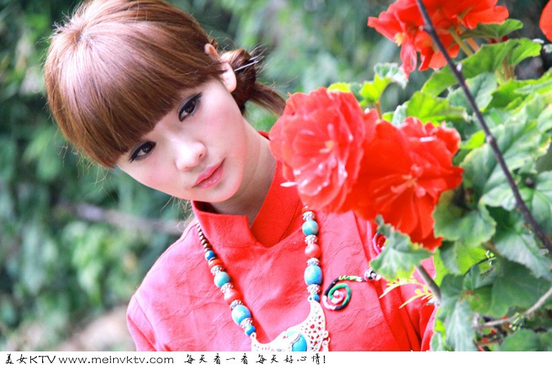 柳岩红裙挽发丽江完美写真美图[3]