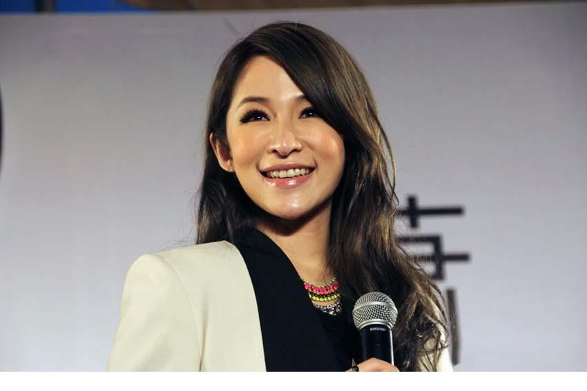 萧亚轩广州签唱中性西装装扮气质迷人[2]