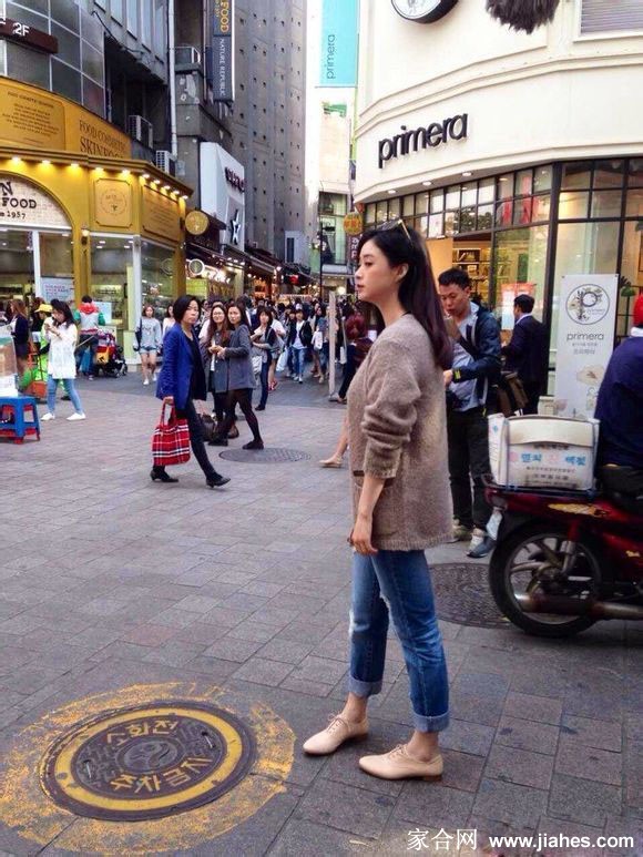 蒋欣赴韩国旅行行写照
