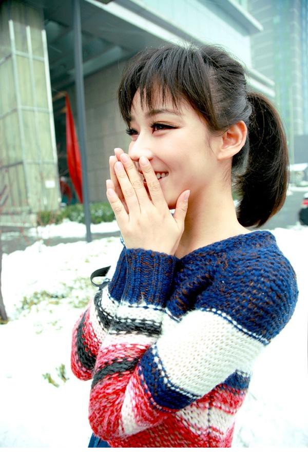 袁姗姗雪中素颜街拍 俏皮笑容甜美迷人[4]