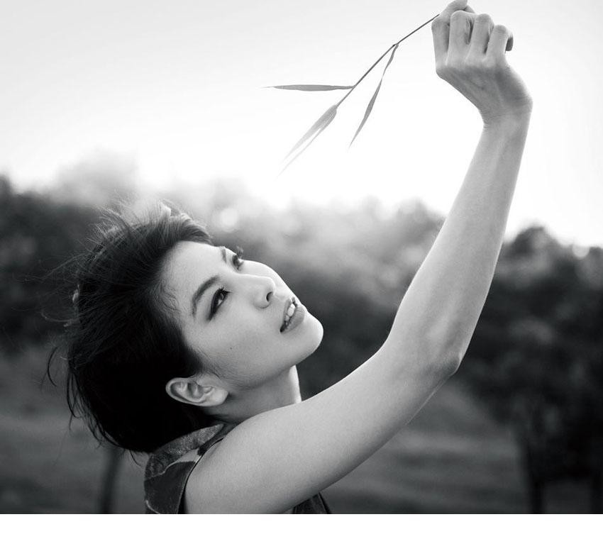 许茹芸杂志黑白写真宛如精灵入凡尘[2]