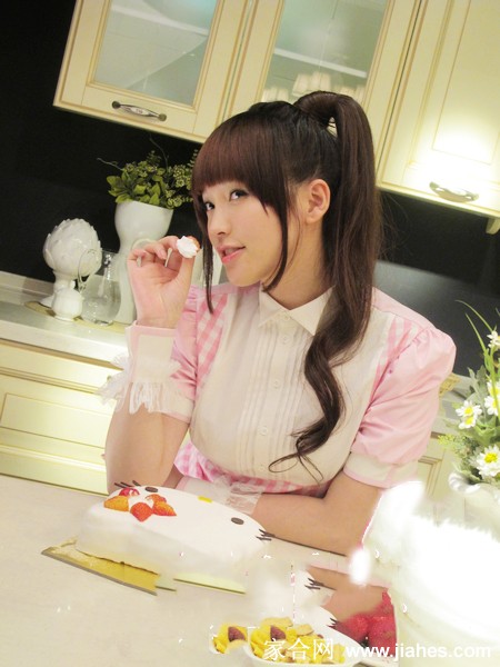 金莎演绎性感美厨娘[11]