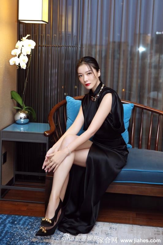 齐溪美脚,齐溪厚丝袜,齐溪下半身,齐溪黑皮裤,齐溪美腿炮架,齐溪紧身裤[3]
