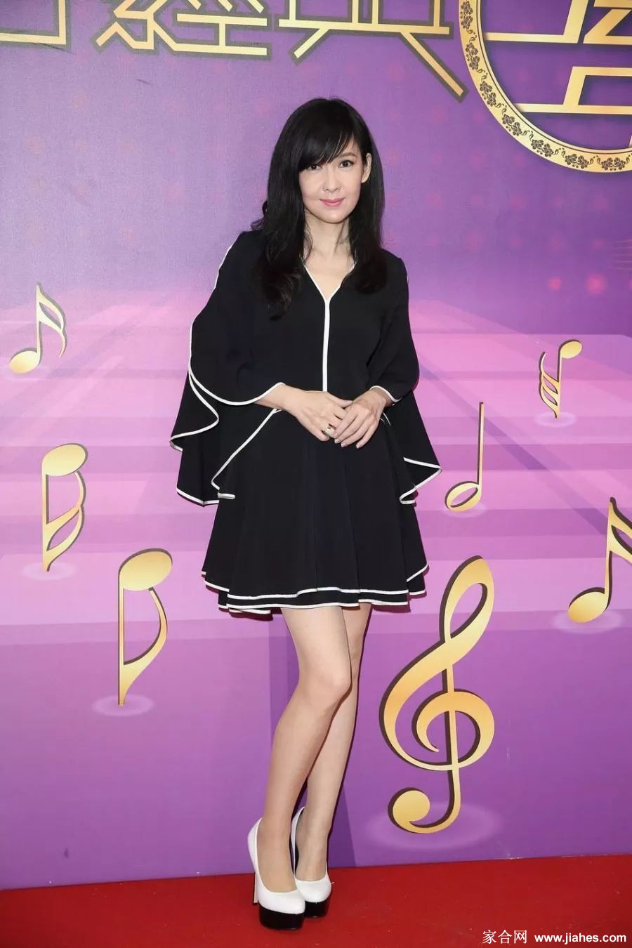 周慧敏黑色连衣裙美腿高跟冻龄女神[4]