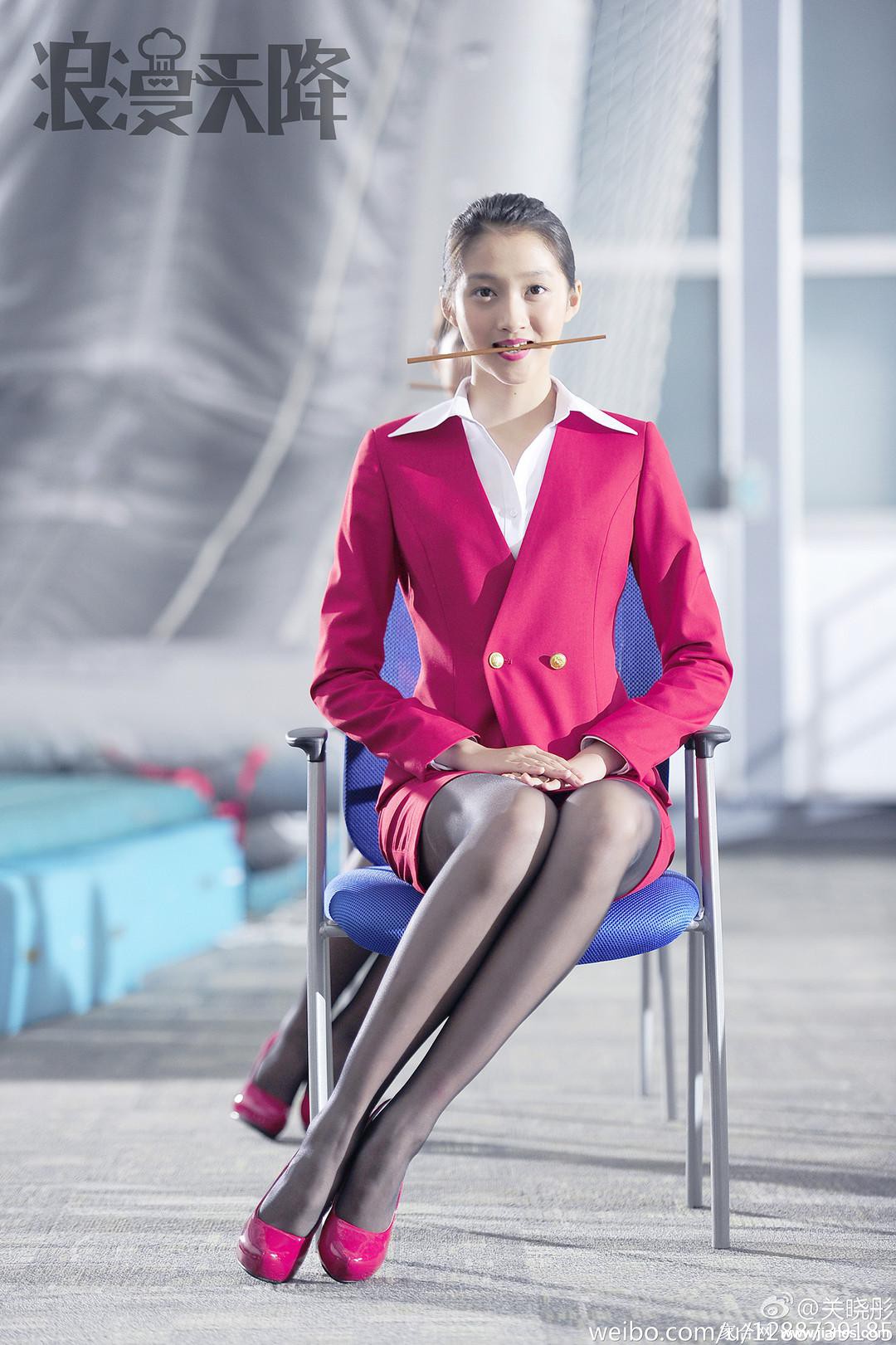 浪漫天降关晓彤空姐制服黑丝素颜照,黑丝袜超短裙大白腿图片