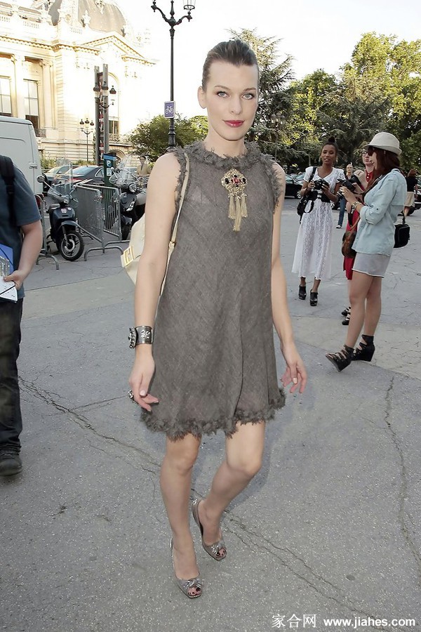 米拉・乔沃维奇(Milla Jovovich)生活照,裸腿,高跟(highheels),长腿,黑丝(pantyhose stocking),性感照,性感短裙(upskirt)[2]
