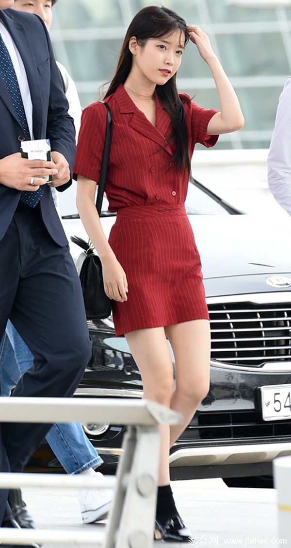 李知恩牛仔短裤白嫩美腿[3]