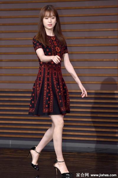 韩孝周土灰色短裙承托白嫩美腿