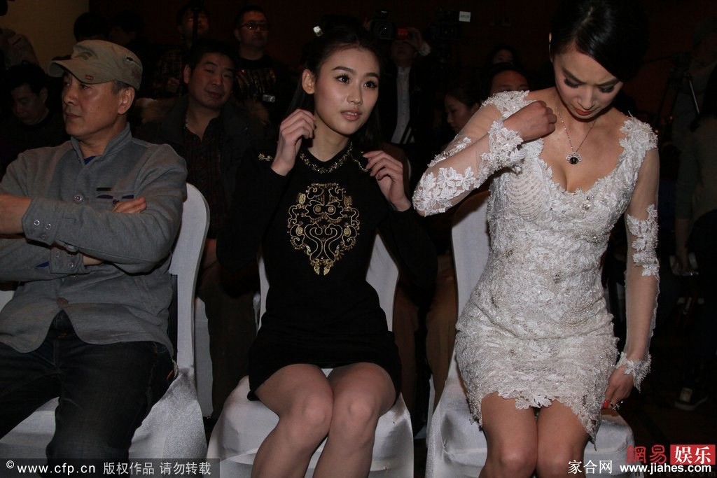 黄圣依美腿,黄圣依肉丝,黄圣依大长腿,黄圣依现场照,黄圣依白丝袜,黄圣依牛仔裤,黄圣依性感照[9]