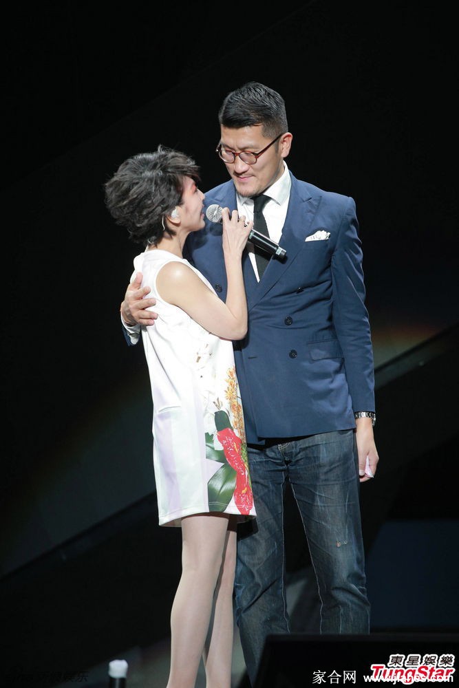 许茹芸肉色丝袜演唱会现场生图照[7]