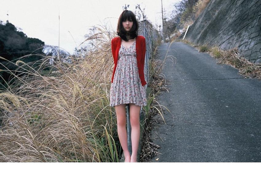 逢泽莉娜性感红色比基尼外拍写真[4]