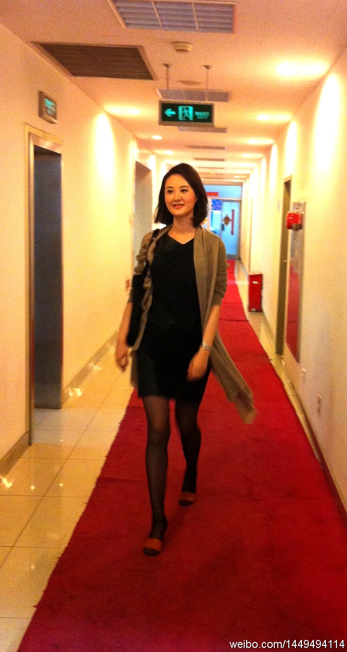 央视女主持人(主播)秦方黑丝袜高跟美腿性感图片[4]