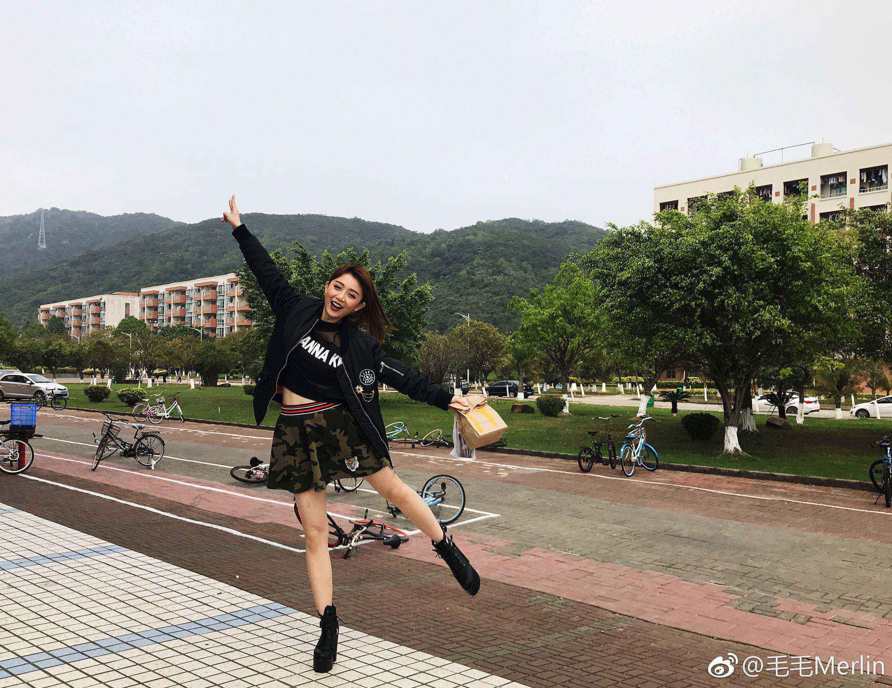 广东电视台女主持人(主播)毛琳丝袜美腿户外写真图片[3]