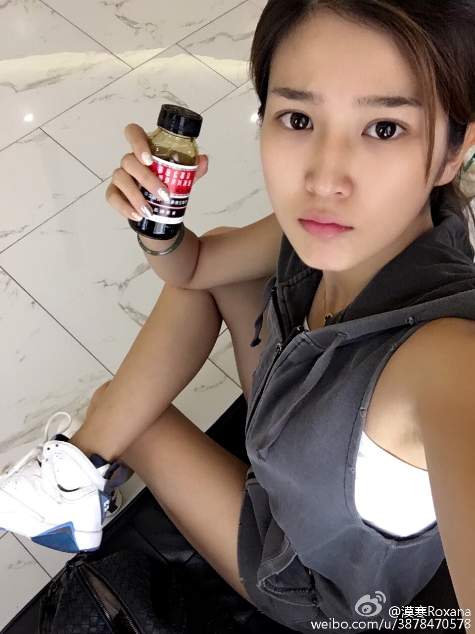 lol女主持人张漠寒运动紧身裤大长腿自拍写真[7]