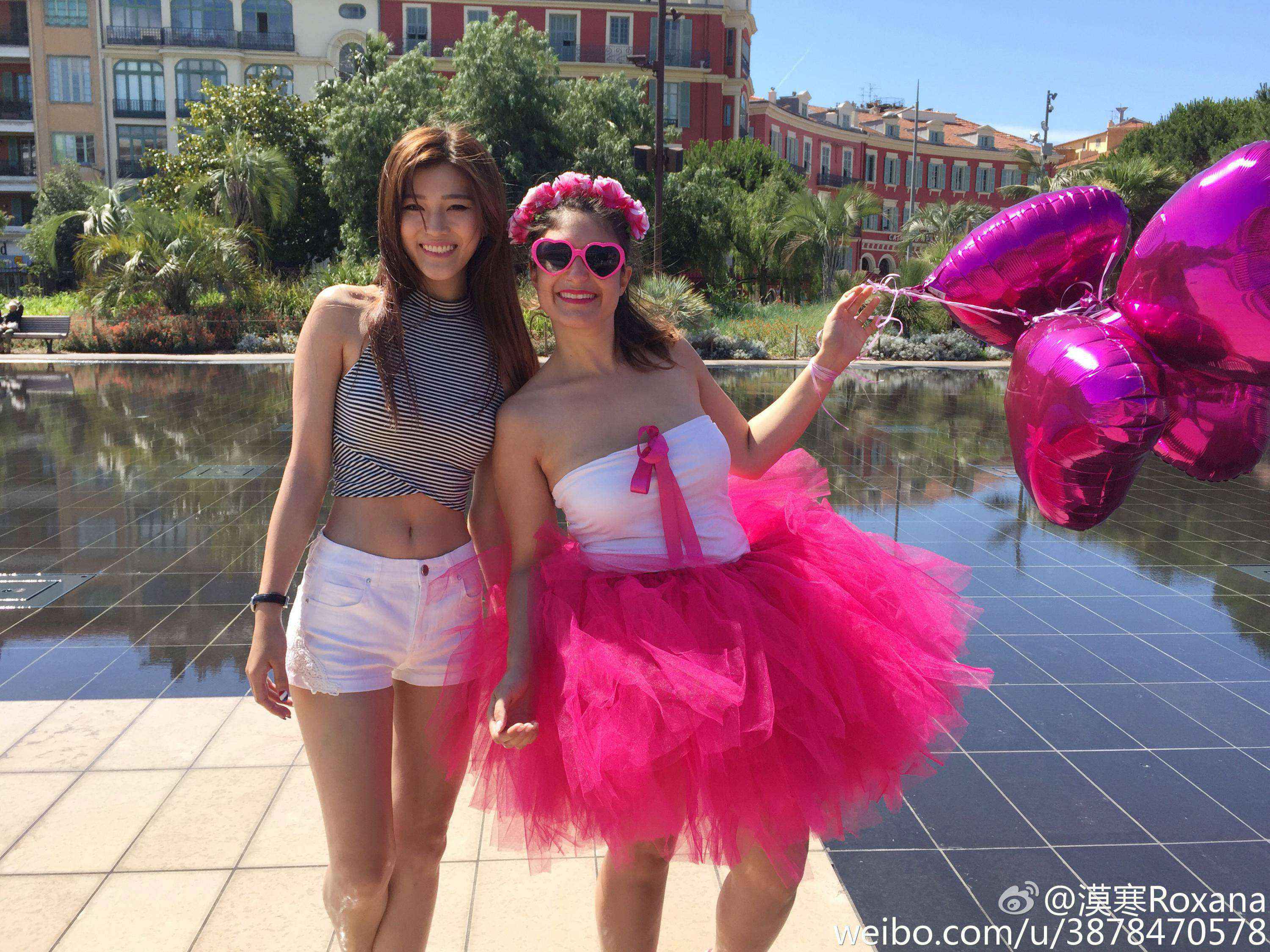lol女主持人张漠寒性感白色超短裤大长腿海边嬉戏自拍[3]