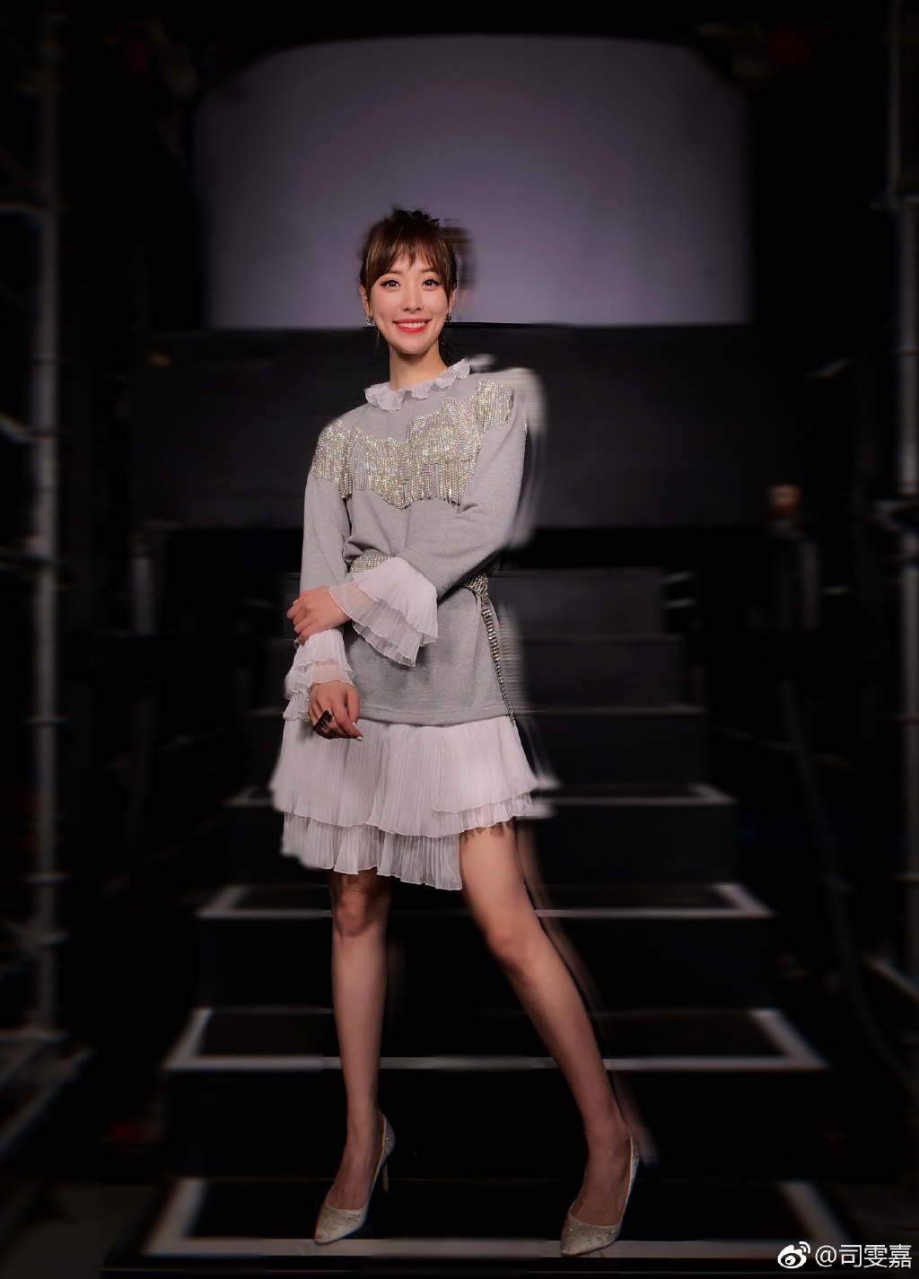 上海女主持人司雯嘉性感清纯可爱短裙美腿高跟写真[2]