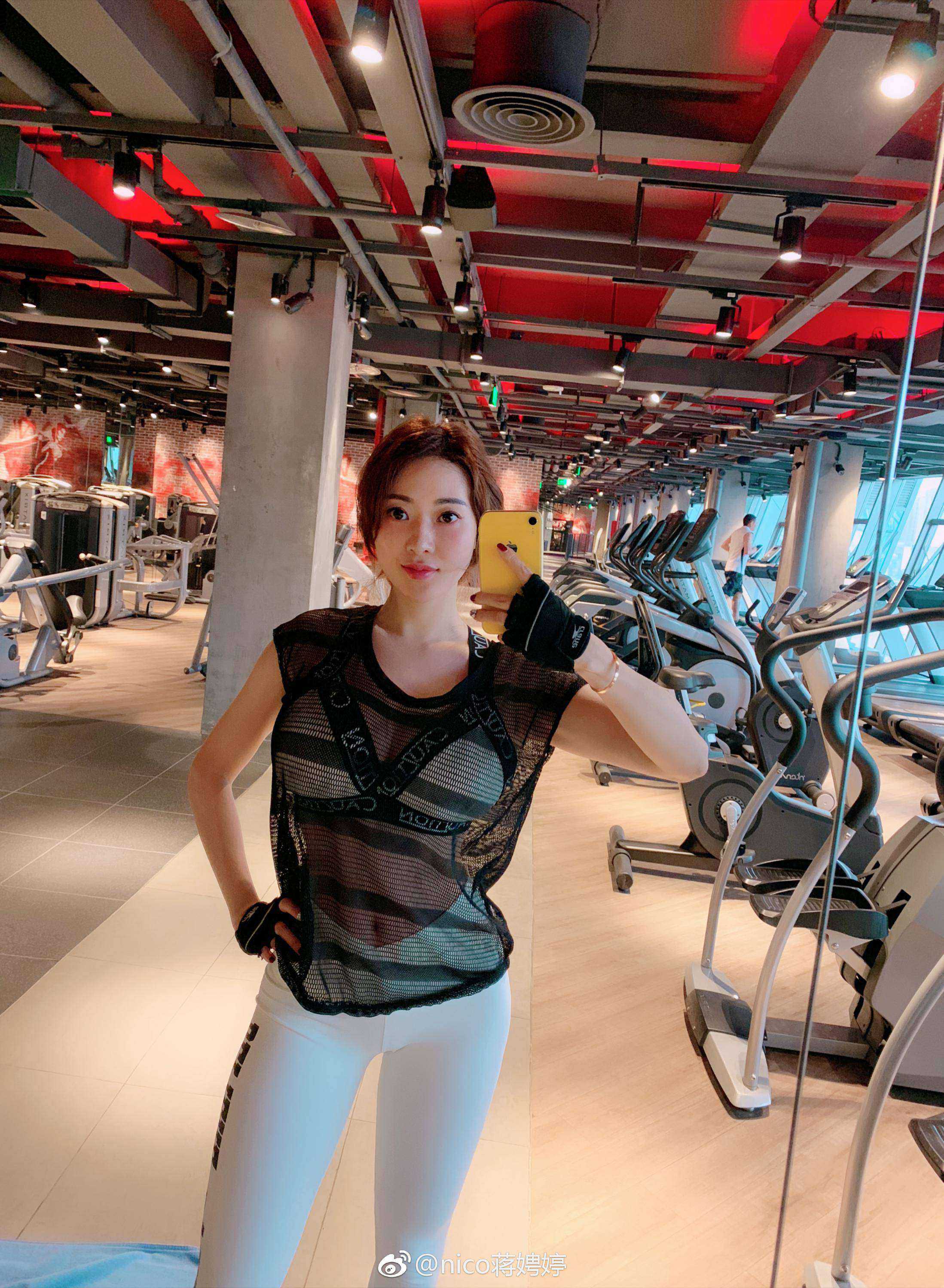 疑似刘强东性侵门事件女主蒋聘婷丰满爆乳生活素颜自拍照[8]