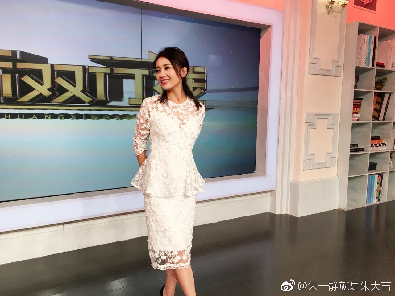 主持人朱一静白色蕾丝透明白裙美腿性感诱人[5]