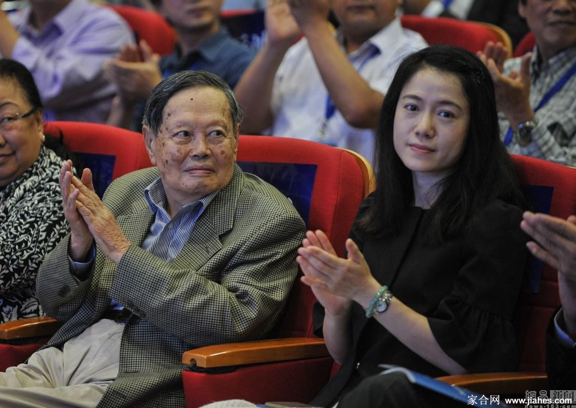 翁帆美腿,翁帆丝袜,翁帆长腿,翁帆现场照,翁帆性感照,翁帆短裙[2]