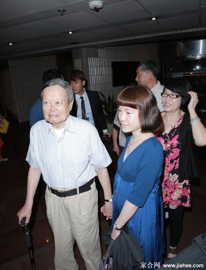 翁帆美腿,翁帆丝袜,翁帆长腿,翁帆现场照,翁帆性感照,翁帆短裙[4]