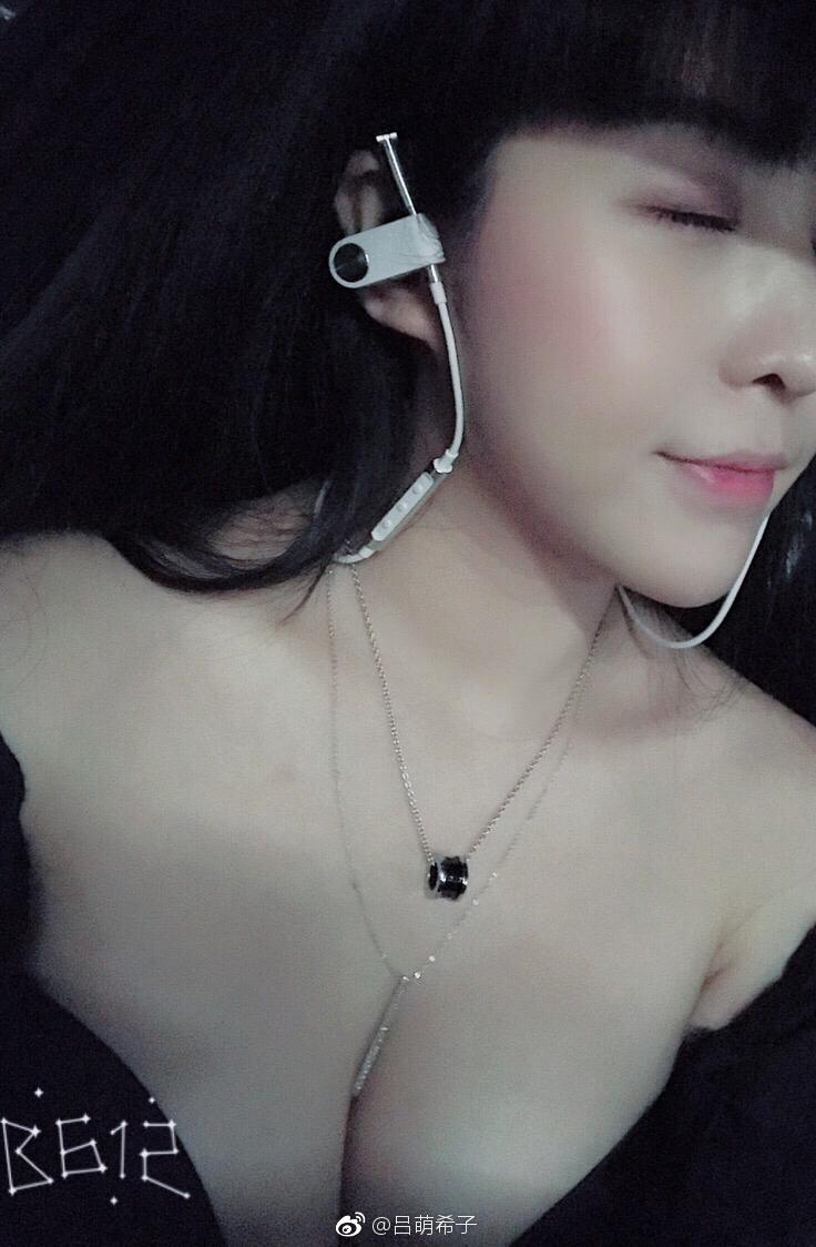 美女裁判吕帅希自拍性感美乳诱人内衣[2]