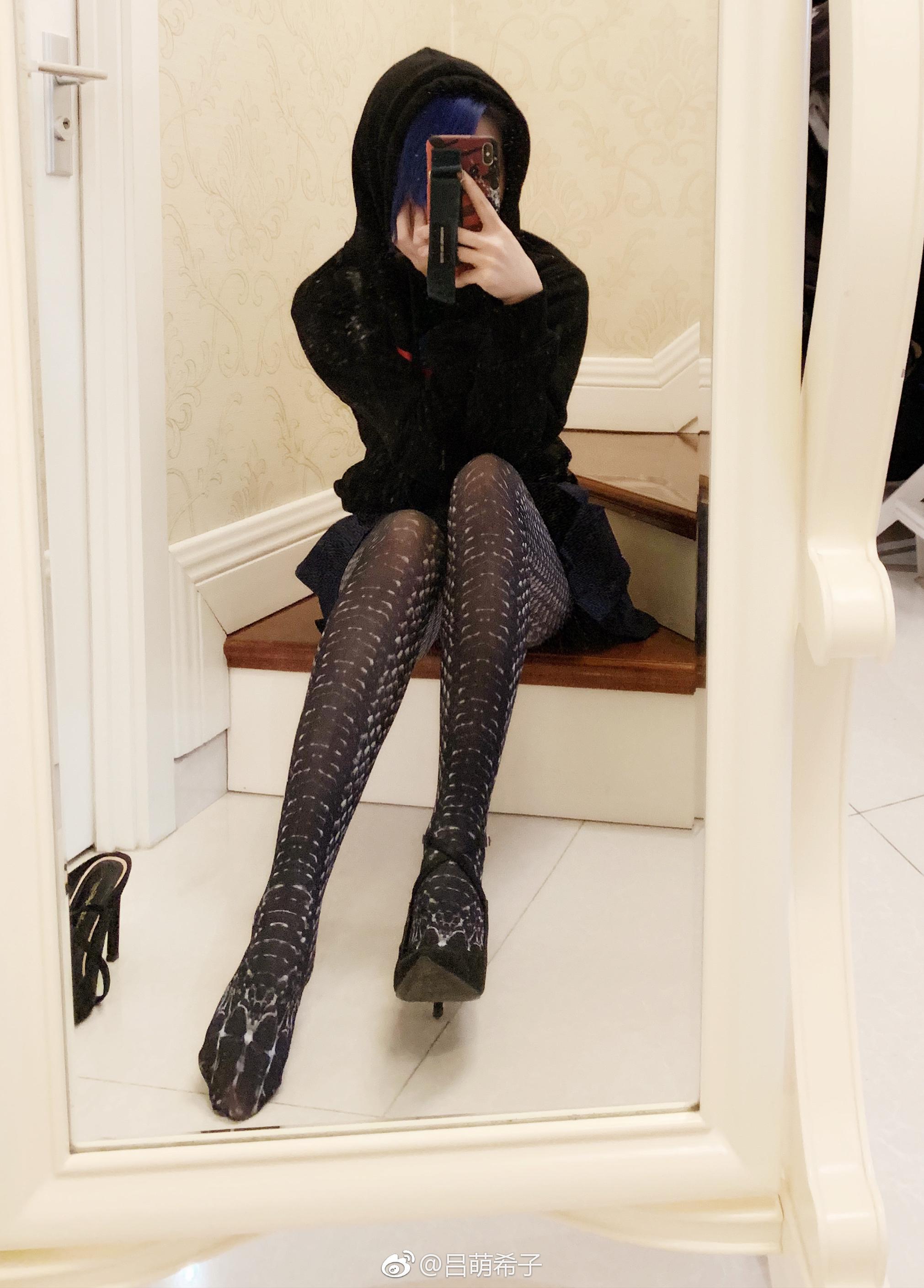 美女裁判吕帅希自拍白嫩丝袜美腿[6]