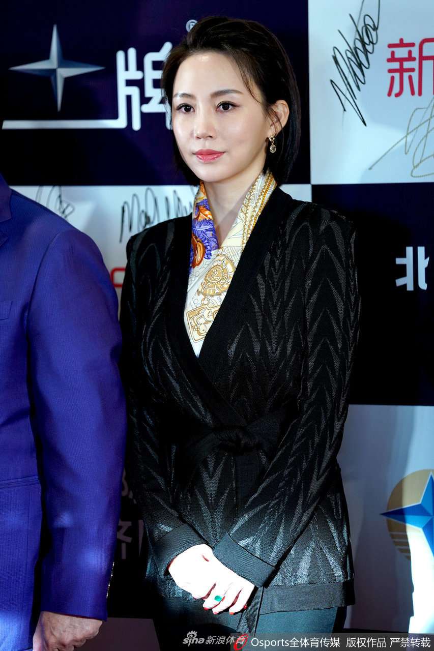 九球天后潘晓婷现场近照显气质制服诱惑[3]