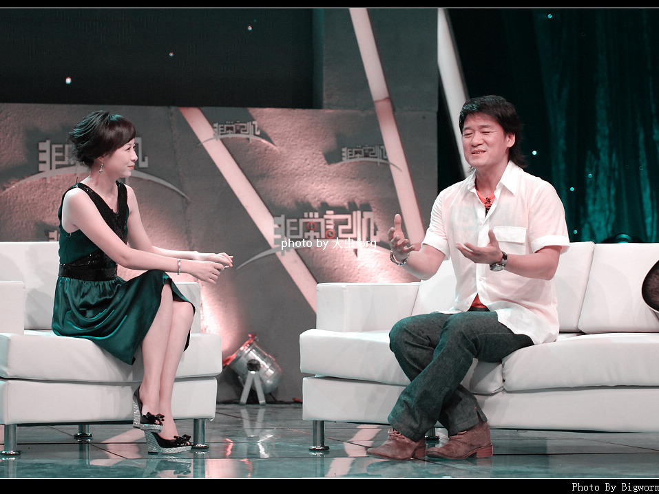 东方卫视主持人周瑾现场性感丝袜美腿短裙高跟[2]