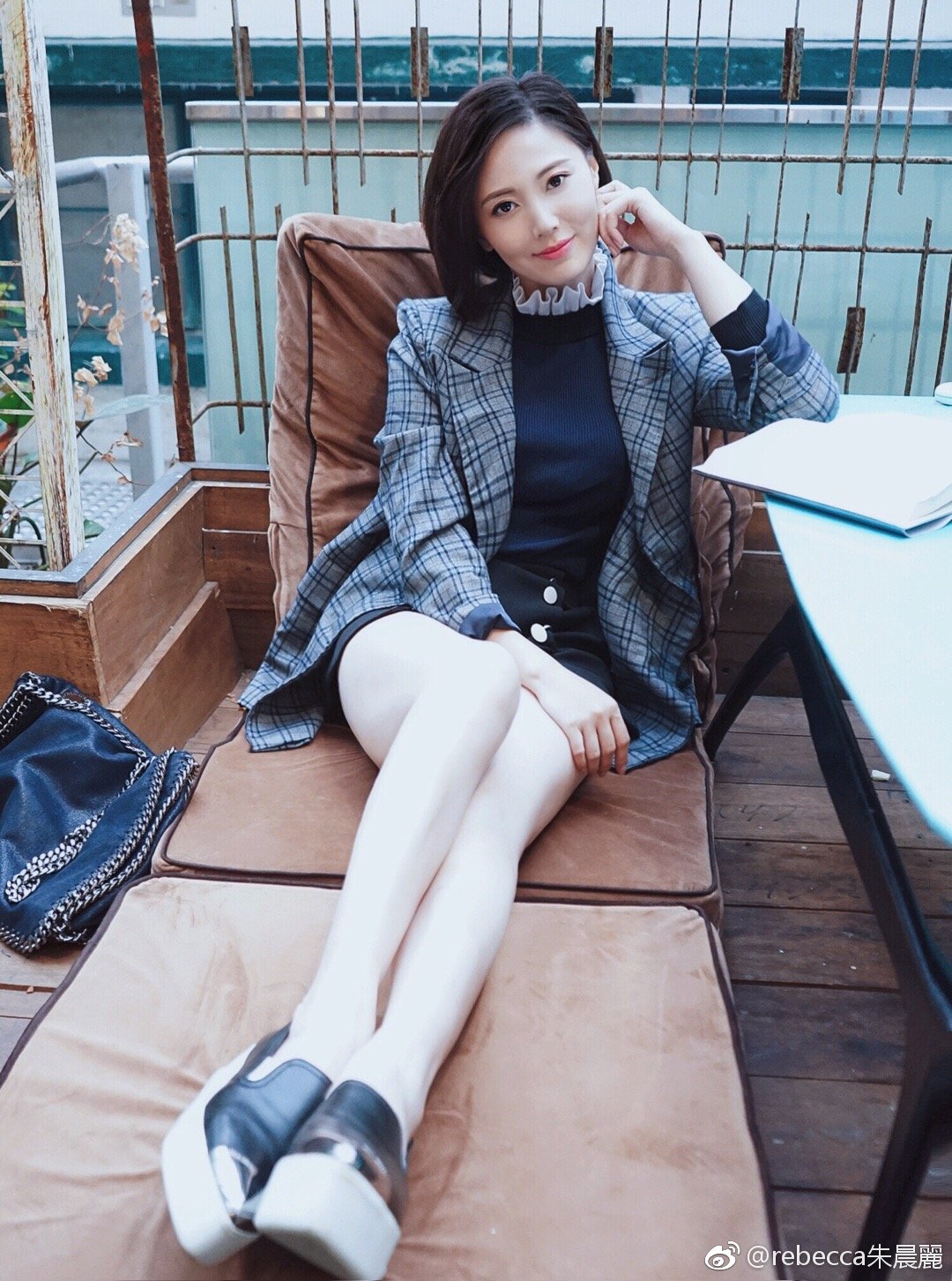朱晨丽性感大长美腿短裙高跟写真[7]